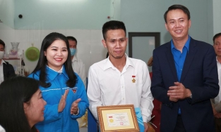 Anh shipper cứu cháu bé 3 tuổi rơi từ tầng 12 trở thành nhân vật đột phát trên Google