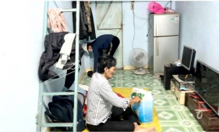 Cận cảnh căn phòng trọ 20m2 tồi tàn của nghệ sĩ Thương Tín, chạy xe ôm sinh nhai mùa Covid