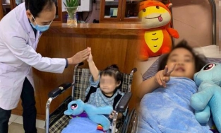 Bé gái rơi từ tầng 12 nở nụ cười tươi rói, xuất viện sau 5 ngày điều trị