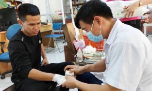 'Người hùng' Nguyễn Ngọc Mạnh phải về quê băng bó tay sau khi cứu cháu bé 3 tuổi rơi từ tầng 12