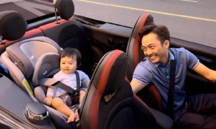 Chỉ có thể là con gái Cường Đô La: 7 tháng tuổi đi dạo bằng siêu xe