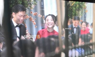 Lương Xuân Trường và Nhuệ Giang cười hạnh phúc, sánh vai nhau trong đám hỏi