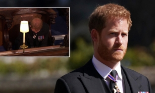 Bắt gặp hình ảnh Harry nói chuyện với anh trai sau tang Hoàng tế Philip