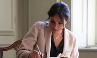 Meghan bị phản đối khi tuyên bố rời Hoàng gia nhưng vẫn ghi mình là 'Nữ công tước'