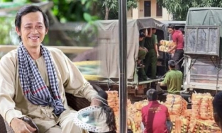 Cư dân mạng truyền tay nhau hình ảnh đoàn của Hoài Linh cứu trợ áo phao và mỳ tôm giữa mùa hè