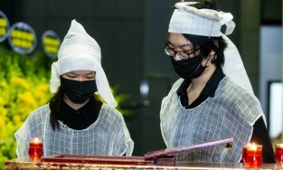 Chồng cũ và 2 con nghẹn ngào đưa tiễn Hoa hậu Thu Thủy