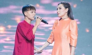 Phía Phi Nhung lên tiếng về clip Hồ Văn Cường phải chui gầm sâu khấu để hát bè