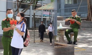 Hình ảnh 'ấm lòng' trong kỳ thi THPT Quốc gia: Chiến sĩ công an chăm chú kết vòng hoa cho nữ sinh đầu tiên ra khỏi phòng thi