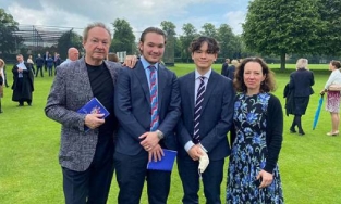 Con trai Chi Bảo lịch lãm dự lễ tốt nghiệp tại Anh 