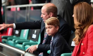 Công nương Kate lên tiếng về bộ trang phục của con trai khi đi xem đá bóng