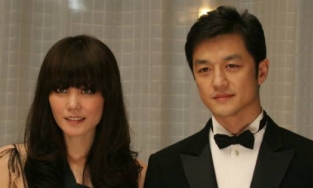 Vương Phi giữ căn phòng treo đầy ảnh Tạ Đình Phong khi còn là vợ Lý Á Bằng