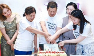 Lý Á Bằng tổ chức sinh nhật bên gái lạ, bạn gái doanh nhân không xuất hiện