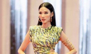 Thay vì xin lỗi, Hoàng Thùy chỉ chăm chia sẻ bài viết khen bản thân sau loạt lùm xùm