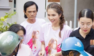 Ngọc Trinh âm thầm mang gạo rau đi tiếp tế cho người dân vùng phong tỏa