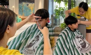 Chăm con chồng như con đẻ, Đàm Thu Trang tự tay cắt tóc cho Subeo