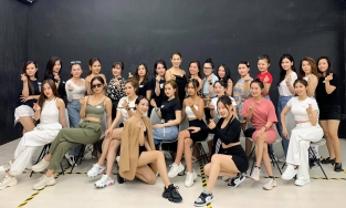 Chị em đổ xô đi học 'pose' dáng với giá 3 triệu đồng một khóa 3 buổi