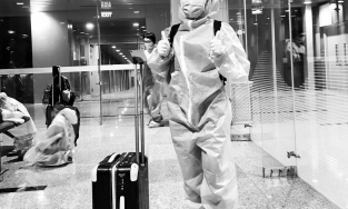 Ca sĩ Hà Trần rời Mỹ về Việt Nam giữa mùa dịch Covid-19