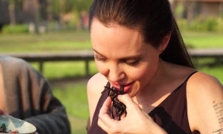 Ăn gián nhện, lười đánh răng và loạt sở thích kỳ quặc của mỹ nhân Hollywood