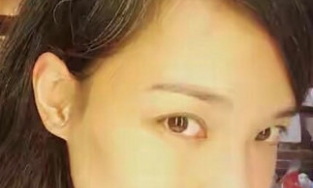 Thư Kỳ vén đầu khoe tóc bạc hết thái dương ở tuổi 45