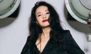 Nhan sắc phóng khoáng, hút hồn của Thư Kỳ ở tuổi 45