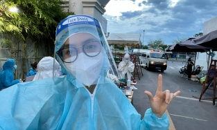 Á hậu Hoàng My mặc đồ bảo hộ làm tình nguyên viên trong khu cách ly