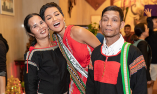 Hoa hậu H'Hen Niê tự hào khi thấy ba mẹ chăm chút xe hơi 1,5 tỷ con gái tặng