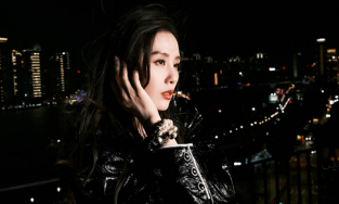 Lưu Thi Thi khoe vẻ sang chảnh sau khi làm náo động trung tâm thương mại