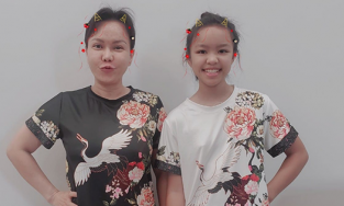 Mẹ con Việt Hương chụp hình sống ảo trong bộ đồ ngủ 100k mua ở chợ