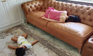 Hòa Minzy ôm con ngủ trên ghế và cái kết