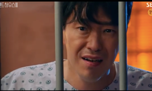 'Penthouse 3' tập 10: Joo Dan Tae bị nhốt vào bệnh viện tâm thần, Cheon Seo Jin bị con gái hạ độc