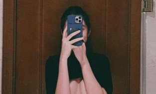 Bỏ xa Lệ Quyên, Cẩm Đan chụp ảnh tư thế này với lý do 'lỡ đẹp nên khoe'