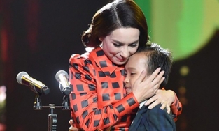 Những khoảnh khắc mẹ con tình thâm của Hồ Văn Cường và Phi Nhung 