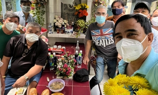 Quyền Linh và dàn sao đến thăm mộ Lê Công Tuấn Anh: 'Tình bạn của chúng ta không bao giờ bạc'