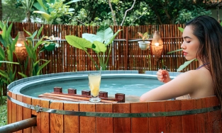 Á hậu Hoàng My khoe nhan sắc trẻ đẹp tuổi 33