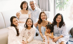 Phạm Quỳnh Anh chia sẻ xúc động về gia đình, xem ảnh mới thấy gia đình toàn mĩ nhân