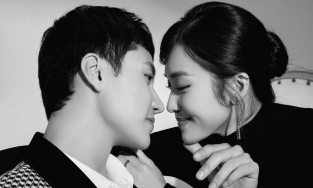 Khả Ngân tung loạt ảnh được Thanh Sơn ôm vào lòng, chú thích thêm hai chữ