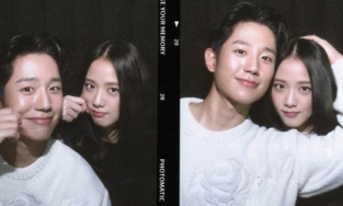 Loạt ảnh tạp chí đẹp như 'tiên đồng ngọc nữ' của Jisoo (BLACKPINK) và Jung Jae In