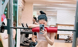 Tự nhận 'eo bé xíu', Lệ Quyên vẫn bị tình trẻ 'nắm cổ lôi xuống phòng tập'