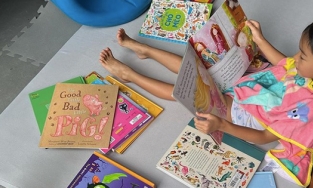 Mặc nhà giàu khoe con với hàng hiệu, Tăng Thanh Hà khoe con với sách