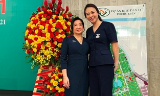 Đàm Thu Trang đứng bên mẹ chồng quyền lực trong cuộc họp cổ đông, vị thế mà Hồ Ngọc Hà chưa từng có