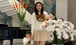 Mùng 3 Tết, Á hậu Thanh Tú cho 2 quý tử diện kiến người hâm mộ