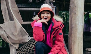 H'Hen Niê bị dân làng ngó lơ khi về quê ăn Tết