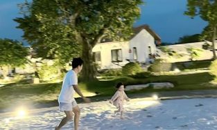 Nhã Phương thoải mái để lộ mặt con gái đang nô đùa trong sân nhà cùng bố