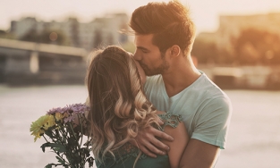 Love bombing là gì? Cách nhận biết và thoát khỏi mối quan hệ love bombing?