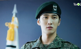 Tài tử 'Hậu duệ mặt trời' khoe vẻ điển trai trong lần thứ 3 mặc quân phục