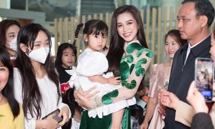 Đỗ Thị Hà diện áo dài rau má về quê 'báo công' Top 13 Miss World 2021