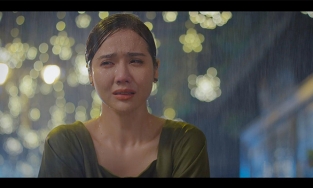 Hôm qua sao làm gì (14/4): Huyền Lizzie run cầm cập, dầm mưa 4 tiếng quay 'Thương ngày nắng về'