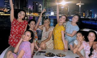 Hôm qua sao làm gì (21/4): Hội bạn thân Cao Thái Hà diện đồ bộ hoa lá, ăn sinh nhật trên du thuyền