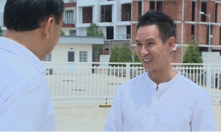 Lý Hải 8 tuổi đã đi bán hàng rong, nhà nghèo nhất lớp, bị gọi là Hải “tivi' vì chuyên mặc quần vá