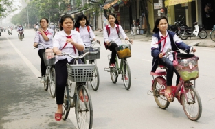 Tìm cô gái tên Lan trong đề thi Vật lý đạp xe 200 km mỗi ngày đi học